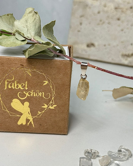 Danburit-Anhänger mit 925er Silberöse, klarer natürlicher Kristall.