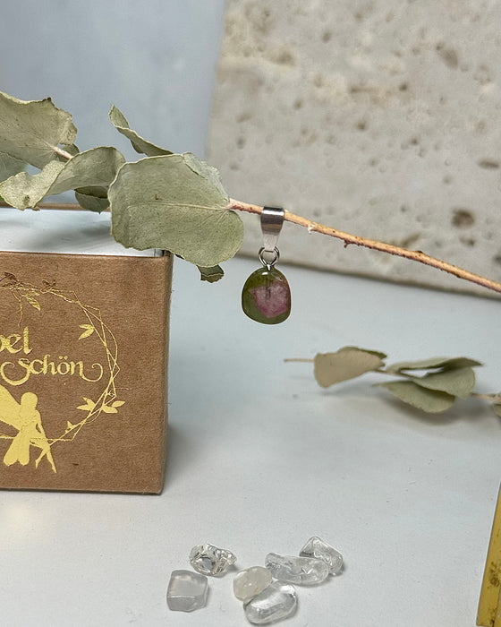 Wassermelonen-Turmalin-Anhänger in Rosa und Grün, ca. 1 cm groß, mit 925er Silberöse, naturbelassenes Einzelstück.