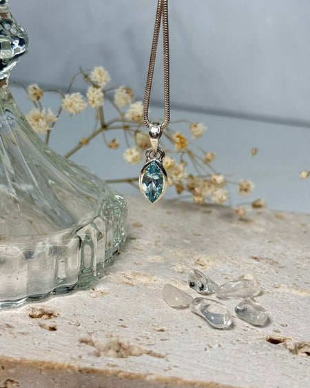 Facettierter Aquamarin-Tropfenanhänger 1,2 cm in 925er Silber gefasst, Produktfoto.