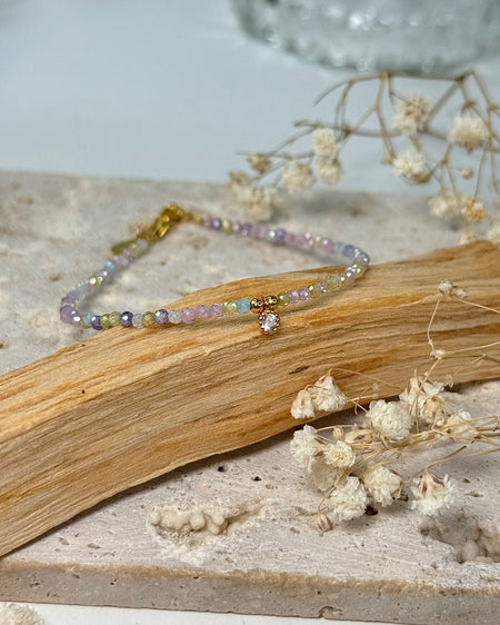 Zirkonarmband mit Zirconia-Anhänger und vergoldeten 925er Silberelementen, 17–22 cm verstellbar, auf hellem Hintergrund.