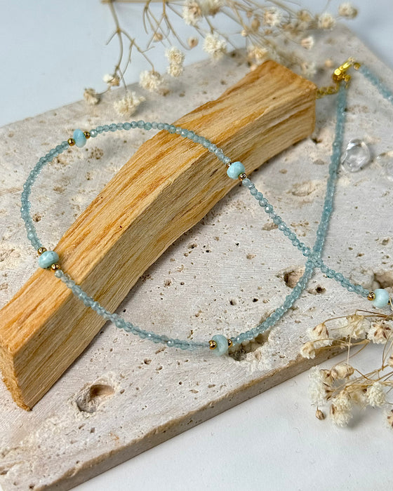 Zarte Apatitkette mit Larimar aus vergoldetem 925er Silber, Länge 40–45 cm.