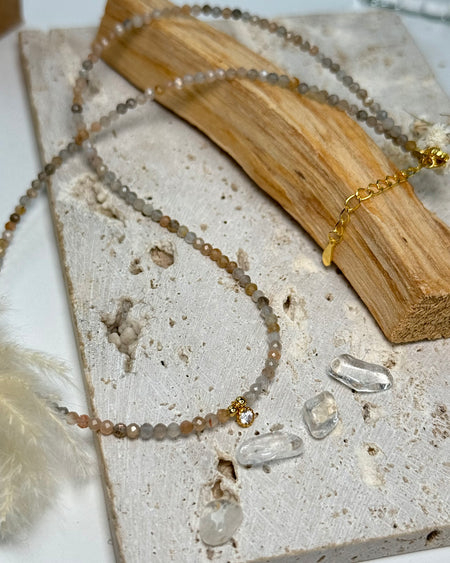 Sonnenstein-Kette mit facettierten Perlen und kleinem Zirconia-Anhänger, 925 Silber vergoldet, 40–45 cm, auf hellem Hintergrund