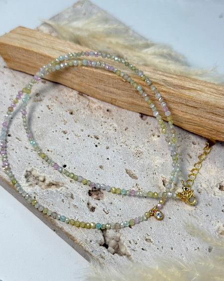 Zirkon-Kette mit Zirconia-Anhänger und vergoldeten 925er Silberelementen, 40–45 cm verstellbar, auf hellem Hintergrund.