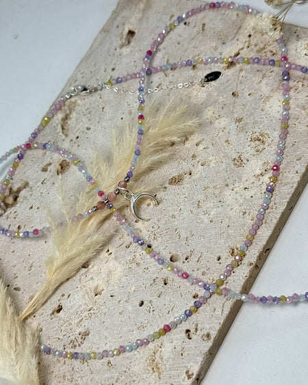 Lange bunte Zirkon-Kette mit Halbmond-Anhänger und Zirkonia, 80–85 cm, 925 Silber, auf hellem Hintergrund.