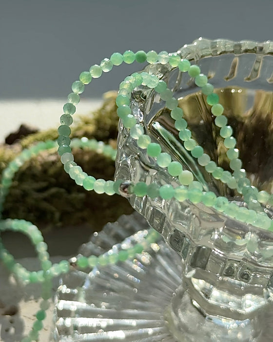 Facettiertes Chrysopras-Armband mit 3-mm-Perlen und 925er Silberperle, elastisch, mintgrün, 17 cm.