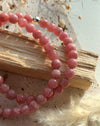 Rhodochrosit-Kugelarmband aus 6-mm-Perlen mit 925er Silberperle, rosé mit natürlicher Bänderung, elastisch, 17 cm.