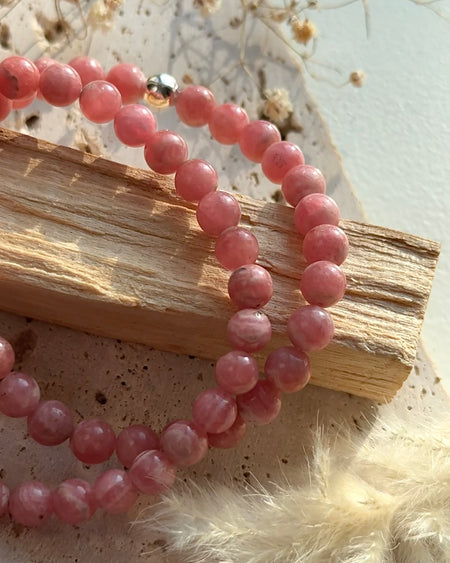 Rhodochrosit-Kugelarmband aus 6-mm-Perlen mit 925er Silberperle, rosé mit natürlicher Bänderung, elastisch, 17 cm.