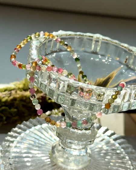 Buntes facettiertes Turmalin-Armband aus 3-mm-Perlen mit 925er Silberperle, elastisch, 17 cm.