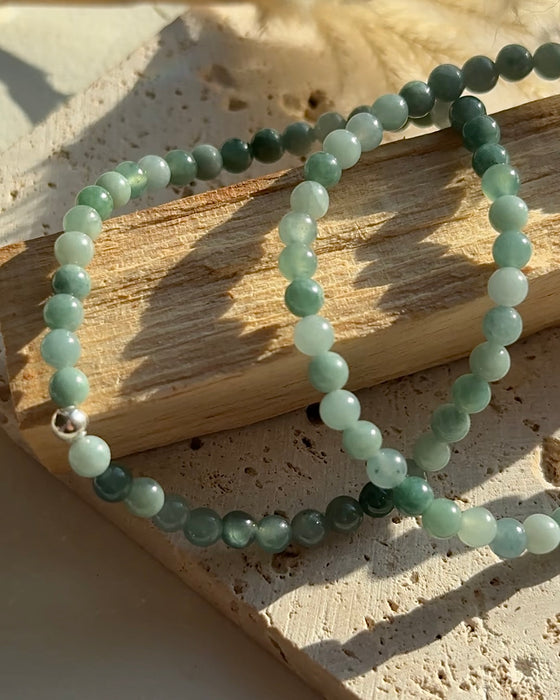 Guatemala-Jade – Armband aus Rundperlen, 4 mm, mit 925er Silberperle (17 cm, Elastisch)