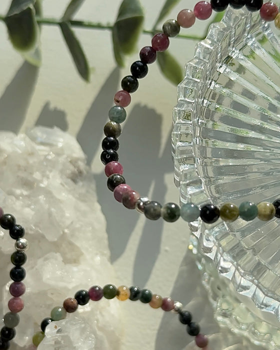 Buntes Turmalin-Armband mit 4-mm-Rundperlen und 925er Silberperle, elastisch, 17 cm.