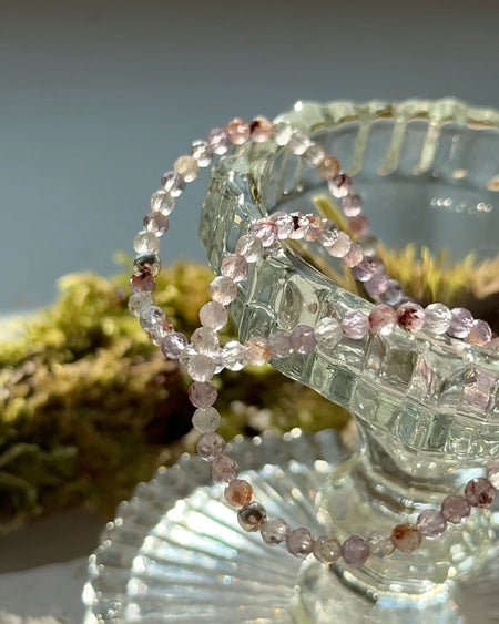 Hochwertiges Super-7-Armband mit feinen 4 mm Kristallperlen und silbernem Akzent