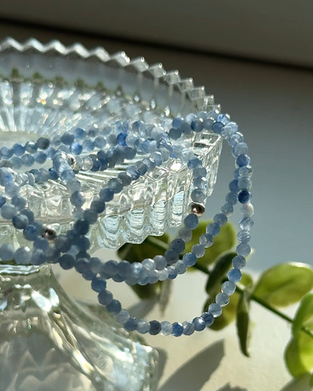 Facettiertes blaues Kyanit-Armband mit 4-mm-Perlen und 925er Silberperle auf elastischem Band, 17 cm.