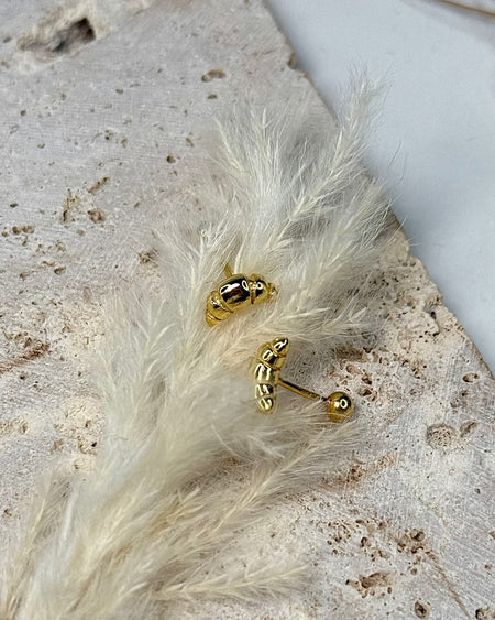 Zarte Croissant Ohrstecker aus 925er Silber vergoldet, 0,8 cm Länge.