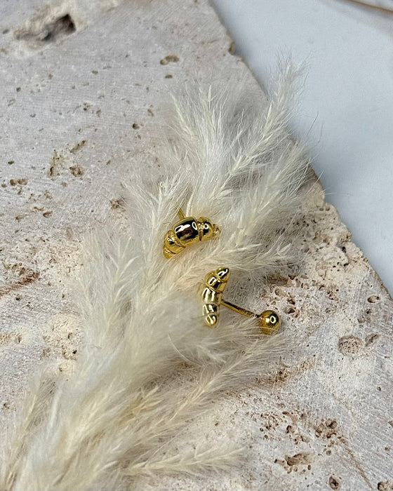 Zarte Croissant Ohrstecker aus 925er Silber vergoldet, 0,8 cm Länge.