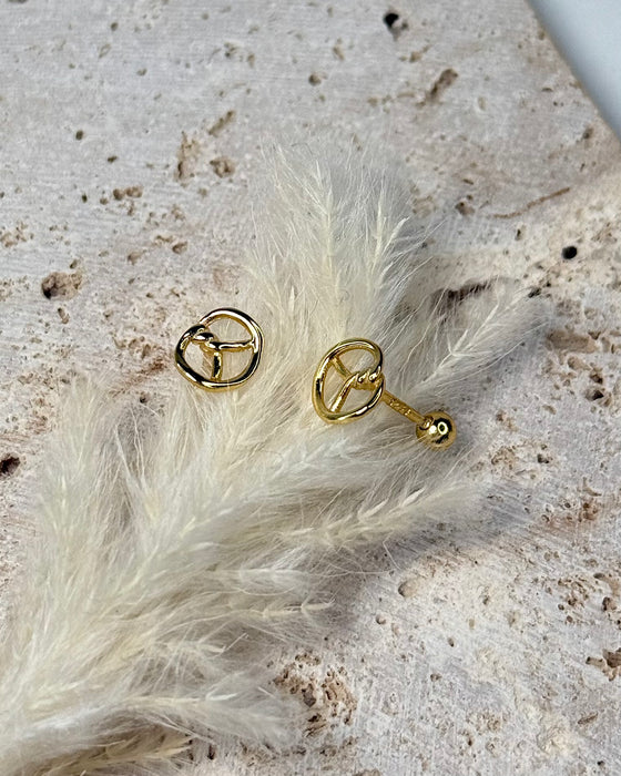 Vergoldete Brezel-Ohrstecker aus 925er Sterling Silber, 8 mm Größe.