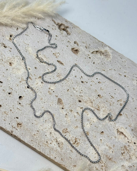 Rhodinierte Venezianerkette aus 925er Sterling Silber, 45 cm, auf hellem Stein fotografiert.