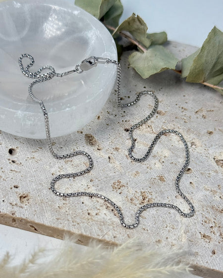 Rhodinierte Venezianerkette aus 925er Silber, 38 cm, mit quadratischen Gliedern, Produktfoto.