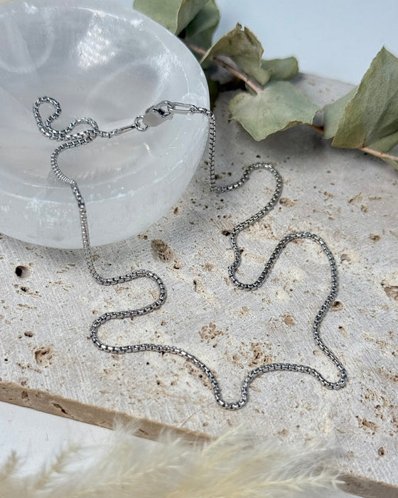 Rhodinierte Venezianerkette aus 925er Silber, 38 cm, mit quadratischen Gliedern, Produktfoto.