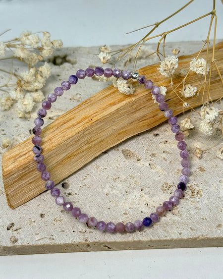 Facettiertes Charoit-Armband mit 3-mm-Perlen in Violett und 925er Silberperle, elastisch, 17 cm.