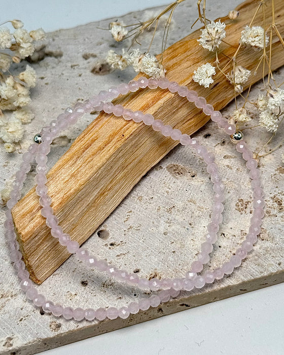 Facettiertes Rosenquarz-Armband mit 3-mm-Perlen und 925er Silberperle, zartrosa, elastisch, 17 cm.