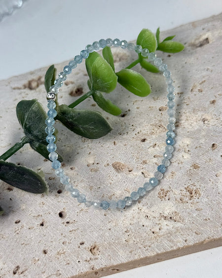 Facettiertes Aquamarin-Armband mit 4-mm-Perlen und 925er Silberperle, elastisch, 17 cm, zart hellblau.