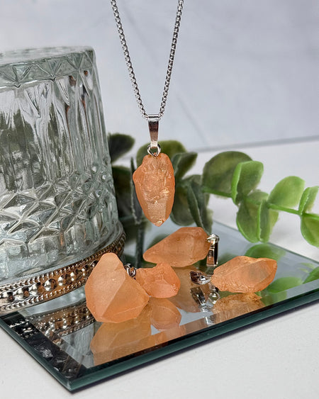 Eisenkiesel-Anhänger aus Hämatit-in-Bergkristall, ca. 2 cm, mit 925er Silberöse, natürliche rötlich-braune Einschlüsse.