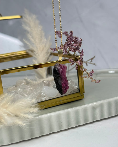 Rubellit-Rohstein-Anhänger in kräftigem Rot, ca. 2,4 cm groß, mit vergoldeter 925er Silberöse, naturbelassenes Unikat.