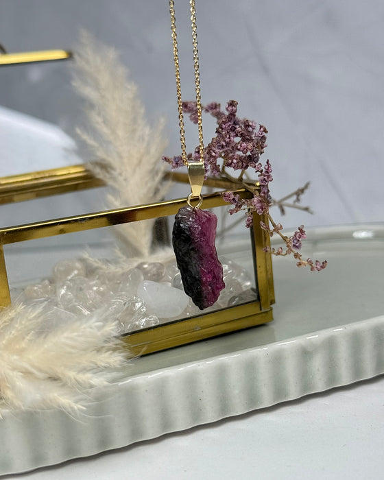 Rubellit-Rohstein-Anhänger in kräftigem Rot, ca. 2,4 cm groß, mit vergoldeter 925er Silberöse, naturbelassenes Unikat.