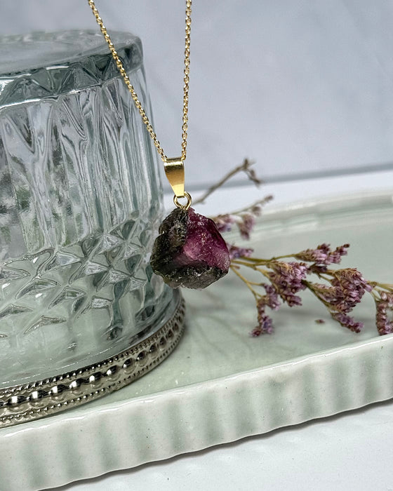 Roter Turmalin Rohstein (Rubellit) als Anhänger mit vergoldeter Silberöse, intensiver Naturstein.