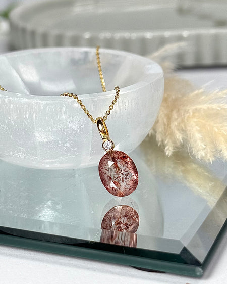 Hämatit-Quarz-Anhänger mit klarer Struktur und dunklen Einschlüssen, 1,2 cm groß, vergoldete 925er Silberöse und Zirkonia-Funkeln.