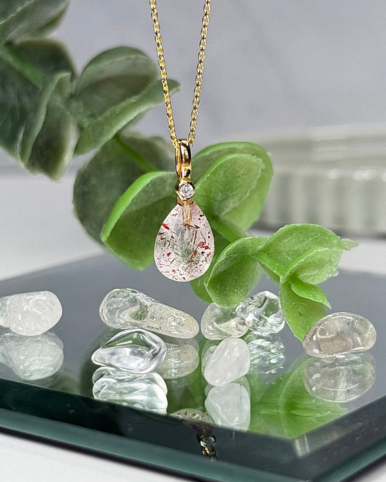 Kleiner Edelsteinanhänger aus Hämatit-Quarz mit Zirkonia und vergoldeter Silberöse, filigranes Schmuckstück.