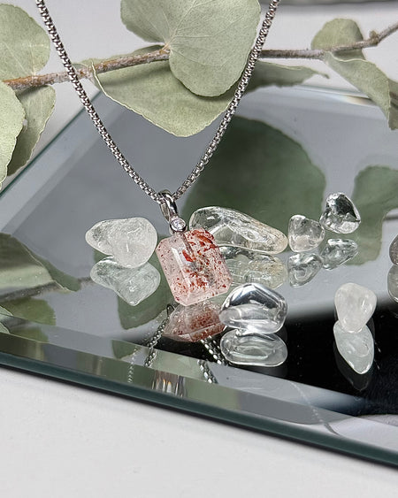 Transparentes Quarzstück mit Hämatit-Einschlüssen und Zirkonia, 1,2 cm, 925er Silberöse – natürliches Unikat.