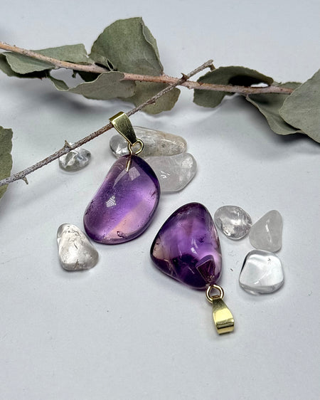 Ametrin-Anhänger mit vergoldeter 925er Silberöse, ca. 2 cm, natürlicher zweifarbiger Edelstein in Violett und Gold.