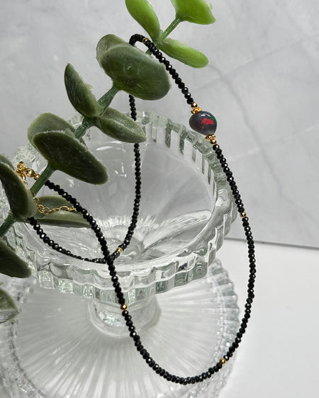 Zarte Opalkette mit Spinell, 39 cm lang plus 4 cm Verlängerung, vergoldete 925er Silberelemente, eleganter Edelsteinschmuck.