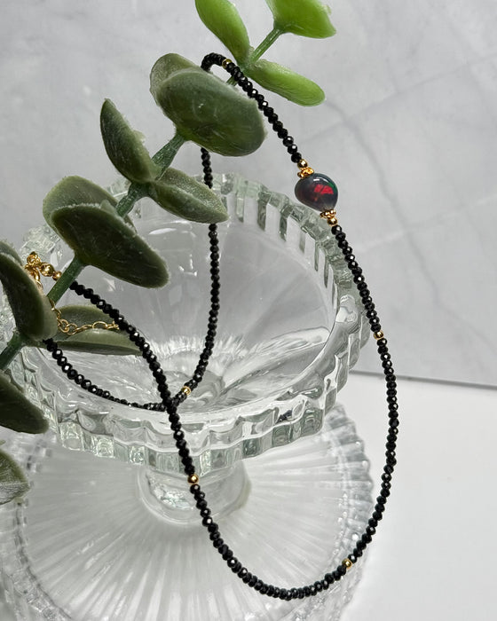 Zarte Opalkette mit Spinell, 39 cm lang plus 4 cm Verlängerung, vergoldete 925er Silberelemente, eleganter Edelsteinschmuck.