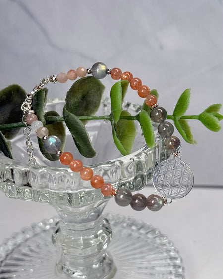 Armband mit Blume des Lebens, Labradorit, Sonnenstein und Mondstein, 925 Silber, 17–22 cm, auf hellem Hintergrund.