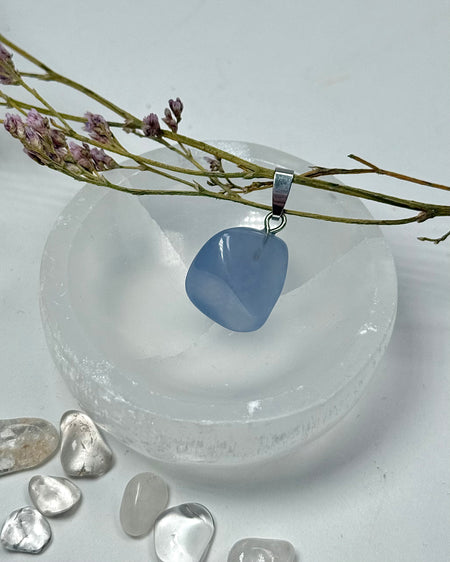 Zarter Edelsteinanhänger aus blauem Chalcedon, minimalistisch 