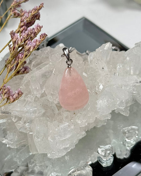 Kunzit-Anhänger in zartem Rosa, ca. 2 cm groß ohne Öse, mit hochwertiger 925er Silberöse, naturbelassenes Unikat.