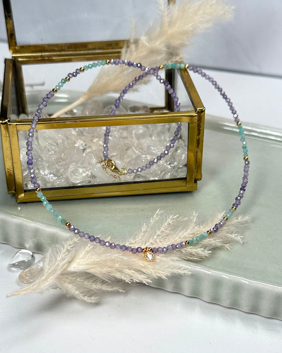 Feine Zirkon–Amazonit-Kette mit Zirconia-Anhänger und vergoldeten 925er Silberelementen, 40–45 cm, auf hellem Hintergrund.