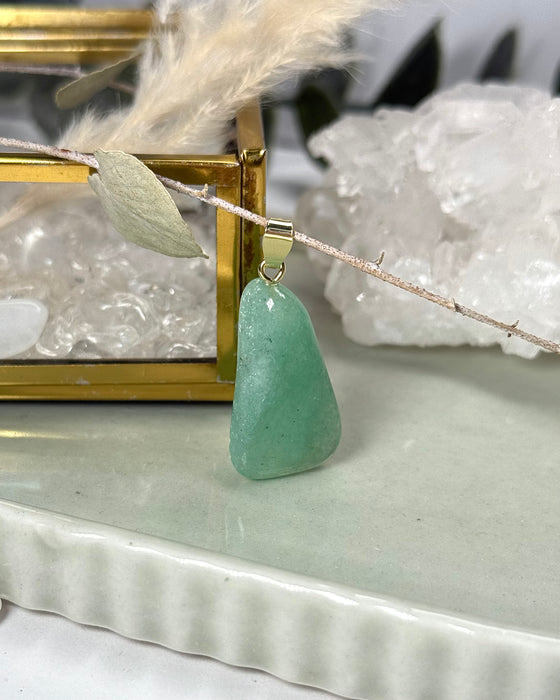 Glatt geschliffener Aventurin Edelstein Anhänger in zartem Grün