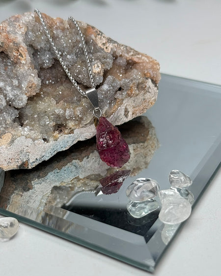Rubellit Rohstein-Anhänger, ca. 1,9 cm groß ohne Öse, kräftiges Rot, naturbelassenes Unikat.