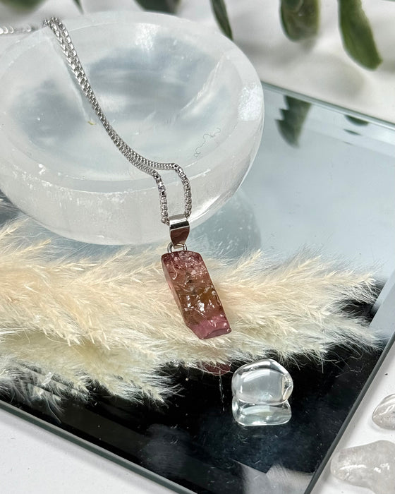 Roter Turmalin Rohstein (Rubellit) als Anhänger, organische Form, intensiver Naturstein.