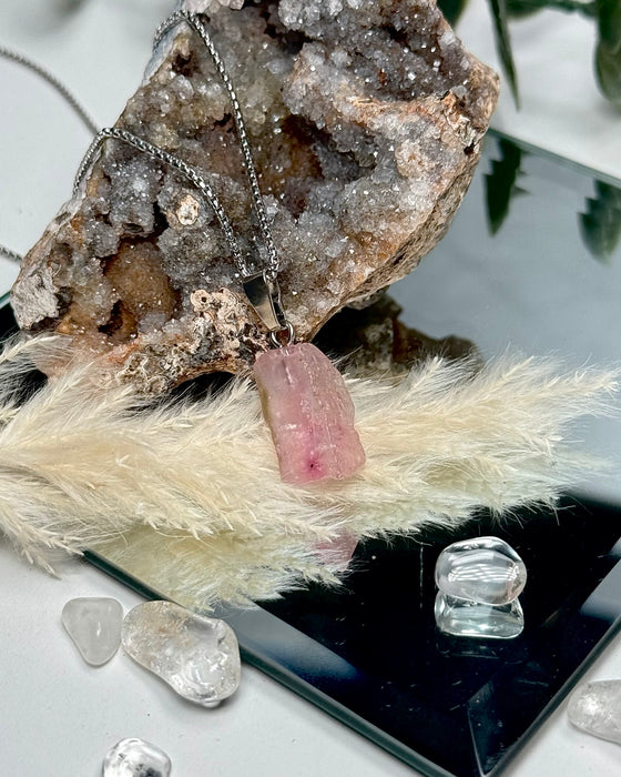  Unbearbeiteter Rubellit-Anhänger in tiefem Rot, 1,9 cm, roher Edelstein für natürlichen Schmuck.