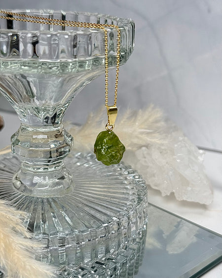 Natürlicher Peridot Edelstein Anhänger in hellgrün roh belassen