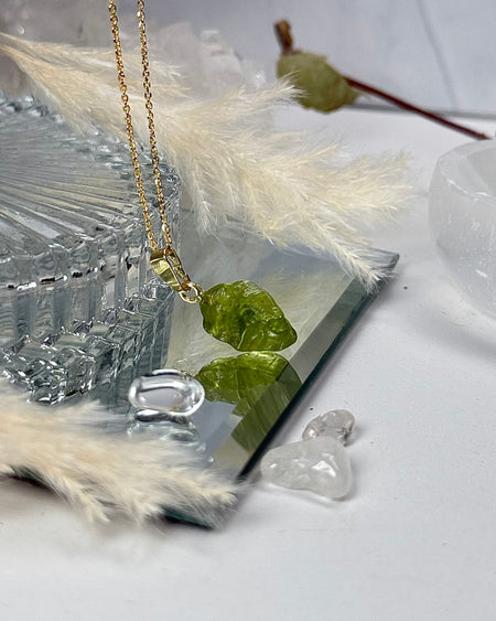 Roher Peridot Anhänger 1,8 cm mit vergoldeter Öse aus 925 Silber