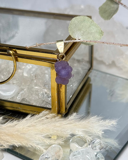 Kleiner Traubenachat-Anhänger, 1,3 cm, mit vergoldeter 925er Silberöse, natürliche traubenartige Struktur in Fliedertönen