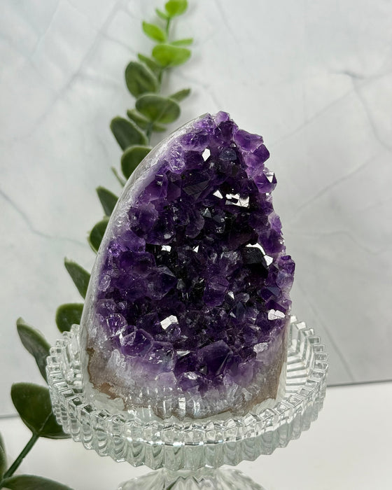 Amethyst Freiform mit Rohkristallen, 9,8 × 7 cm, violetter Naturstein mit offenen Kristallstrukturen.