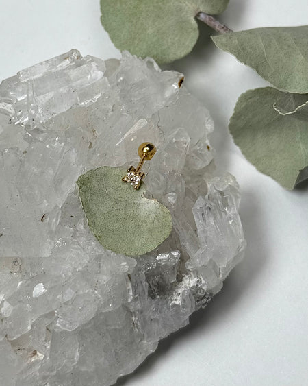 Zartes Blumen-Piercing aus vergoldetem 925er Silber mit 0,4 cm Zirkonia-Blüte.