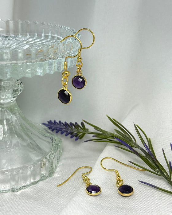Facettierte Amethyst-Ohrringe mit 0,9 cm Durchmesser aus 925 Silber vergoldet in warmem Goldton