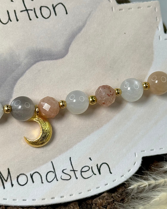 Verstellbares Mondstein Armband mit Makramee-Verschluss, 6 mm Mondsteinperlen, Halbmond Charm und vergoldeten 925 Silber Zwischenperlen